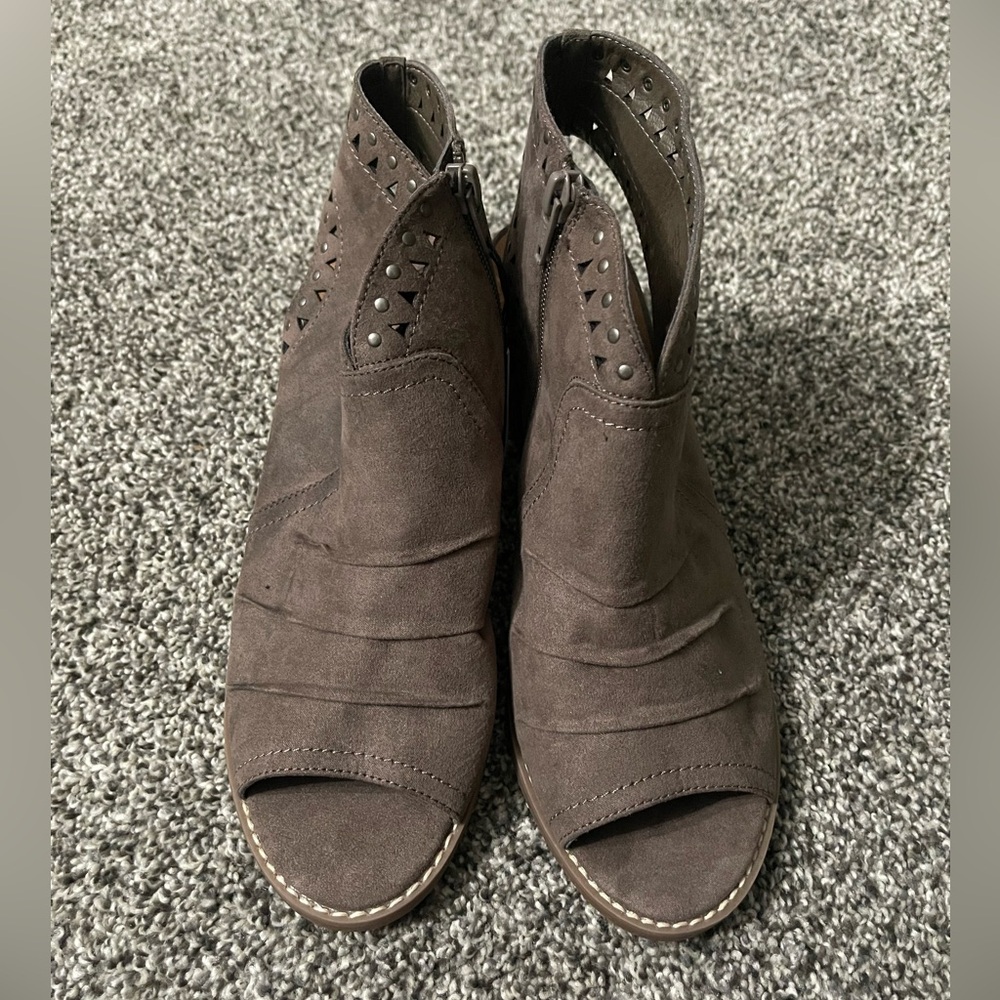 Sonoma mushroom colored Vitalize Ortholite heeled suede booties 9